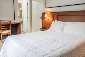 Dobbeltrom – standard, 1 dobbeltseng | Blendingsgardiner, wi-fi (inkludert) og sengetøy