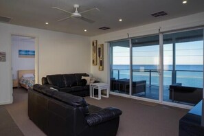 TV, DVD player - Relax at 36 ~ Sea Views, Esplanade Beachfront -Winter Off Peak Special! (Hardwicke Bay)