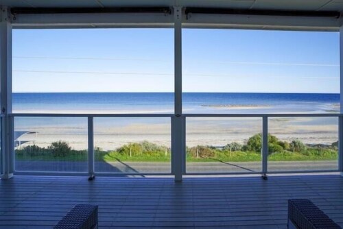Relax at 36 ~ Sea Views, Esplanade Beachfront -Winter Off Peak Special!