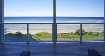 Relax at 36 ~ Sea Views, Esplanade Beachfront -Winter Off Peak Special!