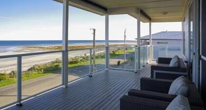 Relax at 36 ~ Sea Views, Esplanade Beachfront -Winter Off Peak Special!
