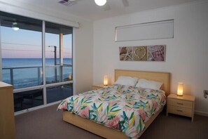 4 bedrooms, free WiFi - Relax at 36 ~ Sea Views, Esplanade Beachfront -Winter Off Peak Special! (Hardwicke Bay)
