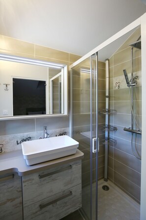 Dusche, Haartrockner, Toilettenpapier