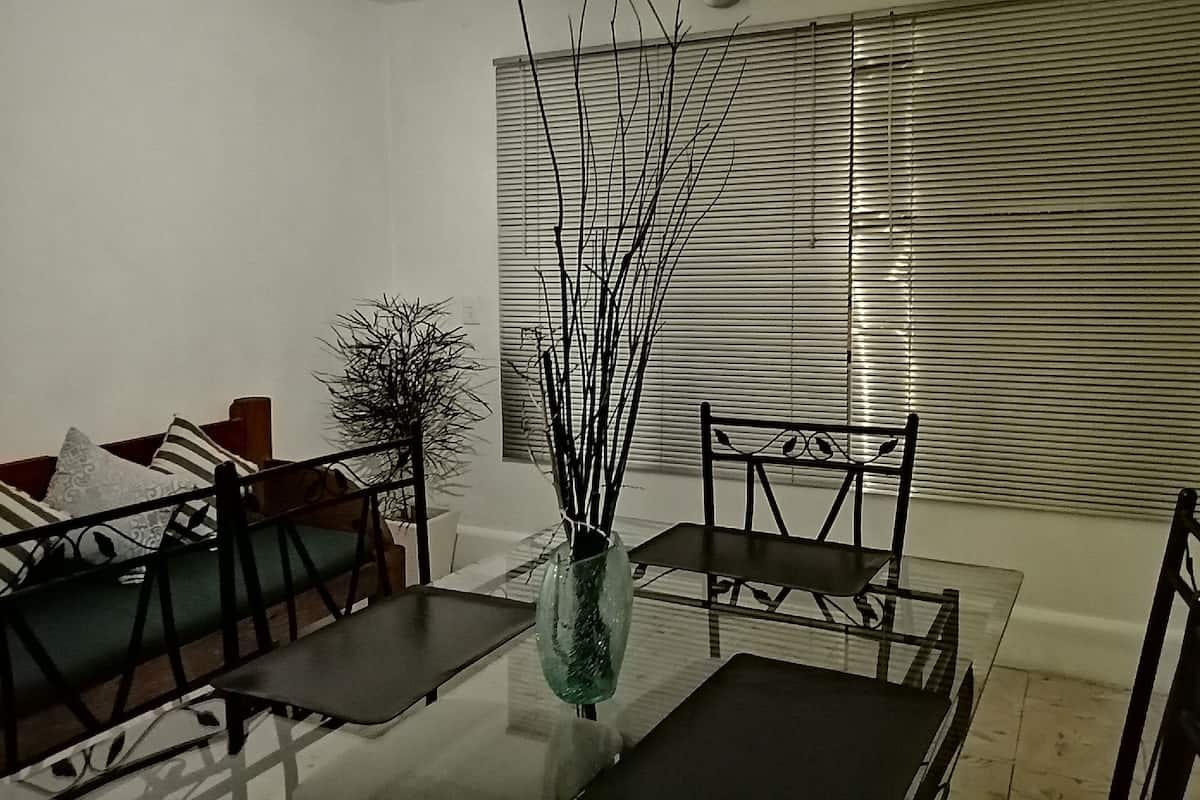 Apartament familiar, diversos llits, vistes al pati | 2 dormitoris i roba de llit d'alta qualitat