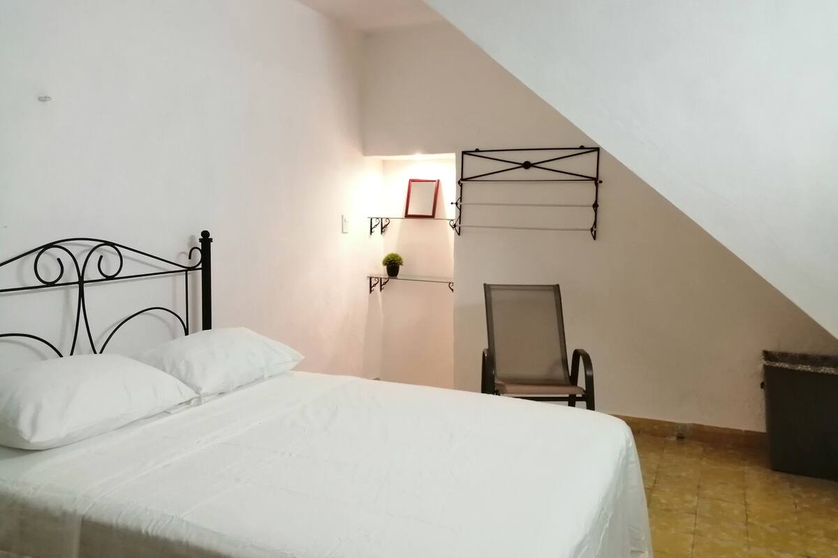 Appartement familial, 2 grands lits, vue sur la cour intérieure | Literie de qualité, lit avec matelas à plateau-coussin, bureau