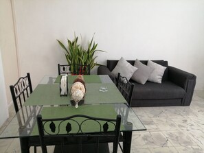 Căn hộ dành cho gia đình, 1 giường cỡ queen và sofa giường, quang cảnh sân vườn | Phòng khách | Smart TV, Netflix, dịch vụ stream 