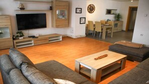 Una televisión de pantalla plana