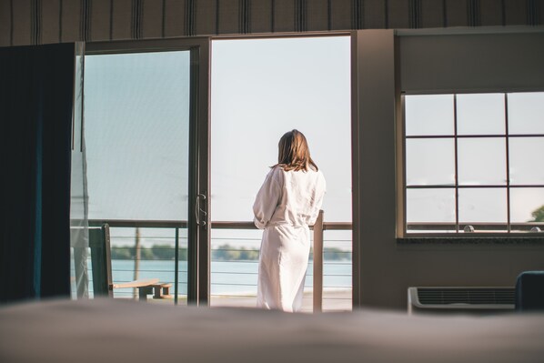 Room, Balcony, River View | Egyptian cotton sheets, premium bedding, pillowtop beds, blackout drapes - Inn on Water Street (Marine City)