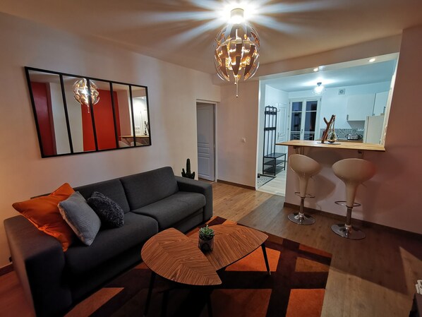 TV, Netflix, streaming services - 2 rooms apartment 18 minutes from the Palace of Versailles (Le Port-Marly)