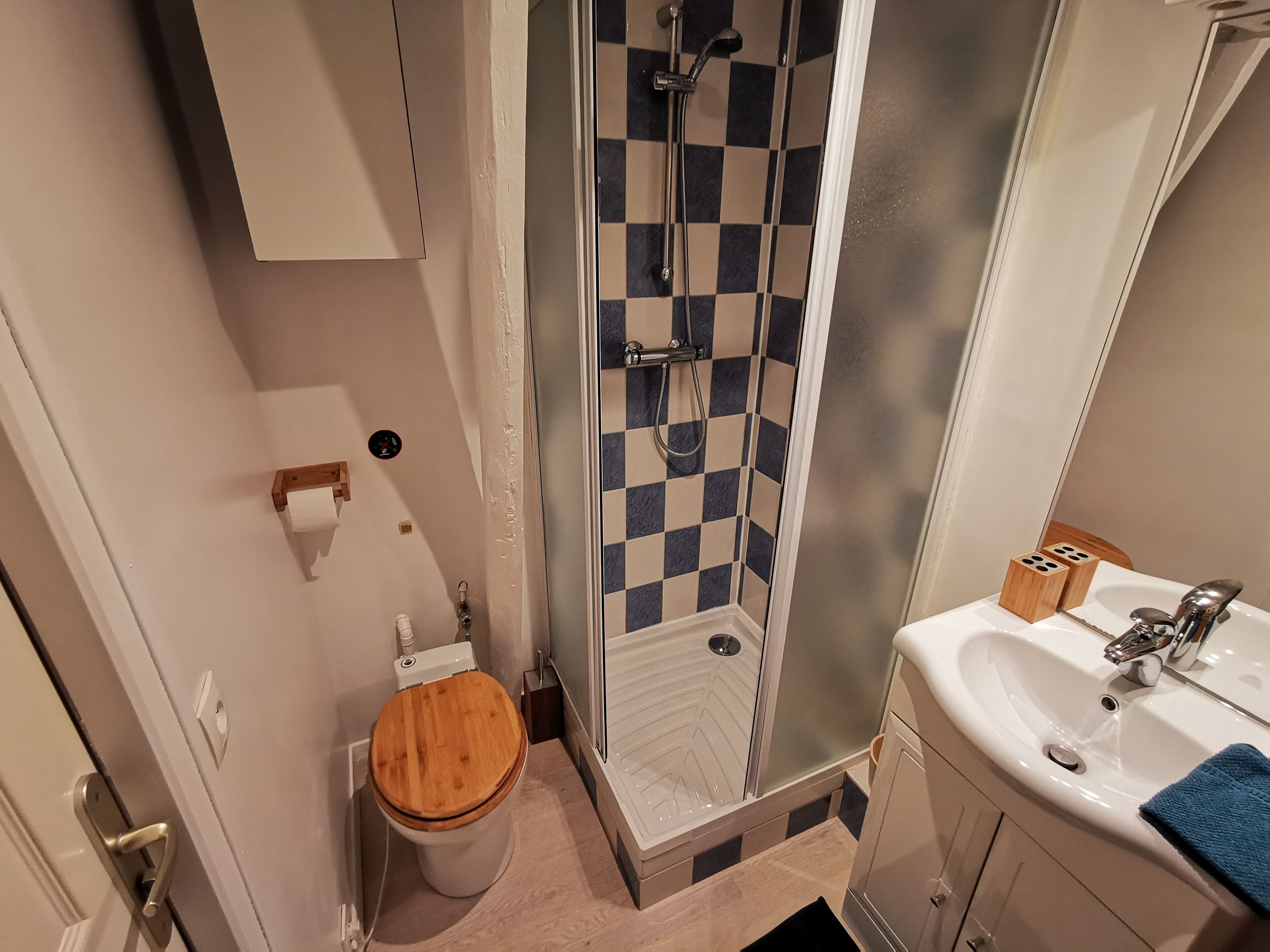 Een haardroger, handdoeken, zeep, shampoo