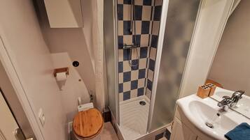 Een haardroger, handdoeken, zeep, shampoo