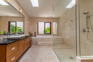 Separate tub and shower, deep soaking tub, free toiletries, hair dryer - Villa Harmony Canggu (Canggu)