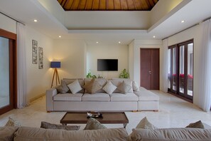 Villa, 5 Bedrooms | Living room