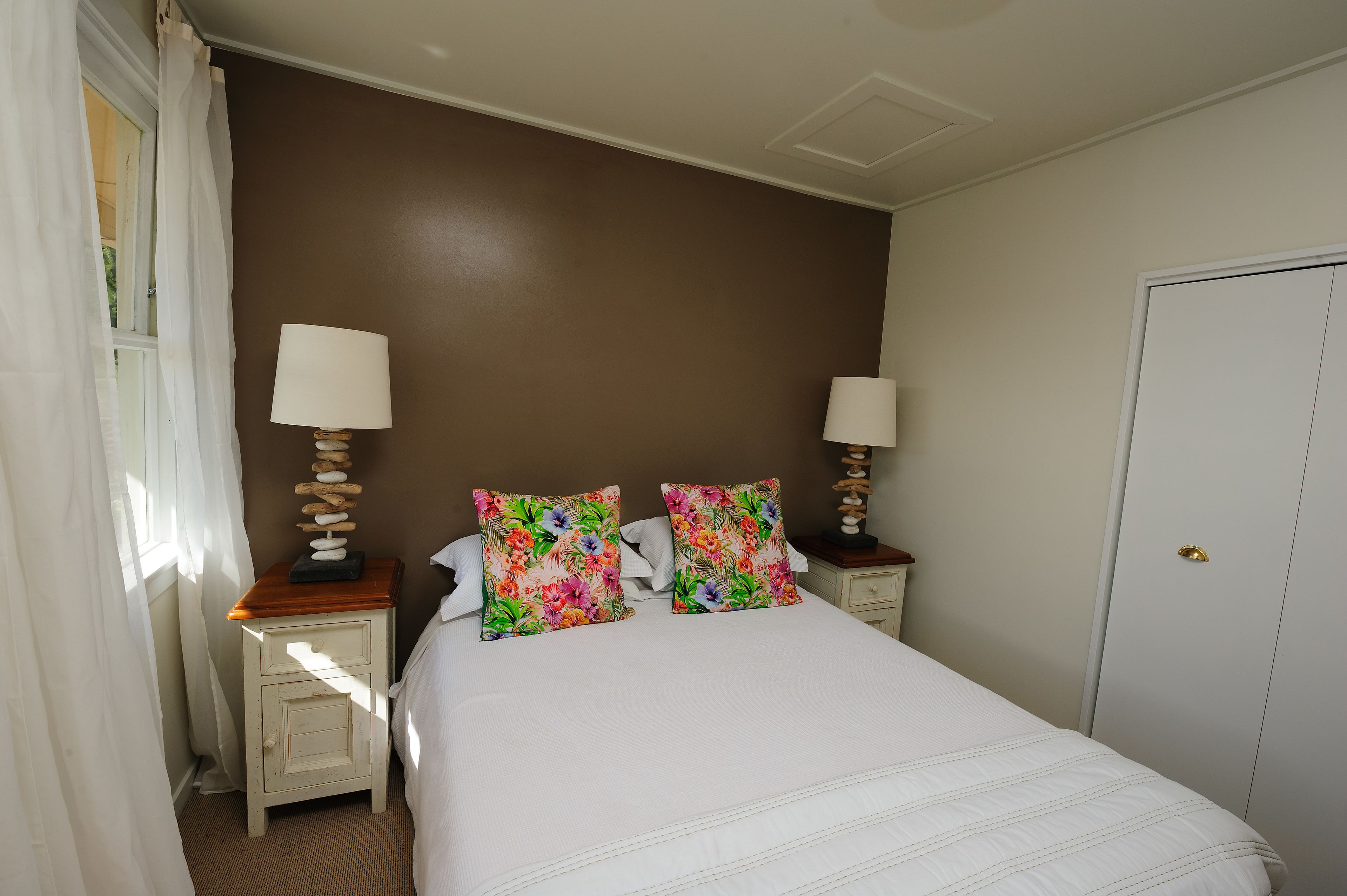 Habitación con 2 camas individuales | Tabla de planchar con plancha y ropa de cama