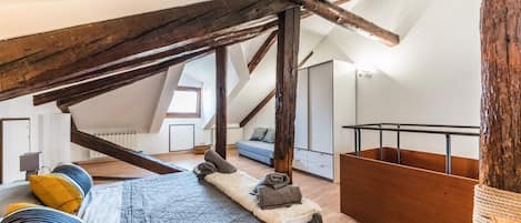 4 habitaciones, escritorio y tabla de planchar con plancha
