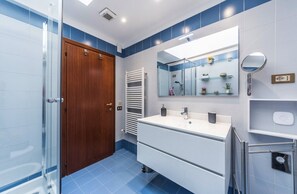 Combined shower/tub, hair dryer, bidet, towels - Rialto apartment whit Canal Grande view (Venezia)