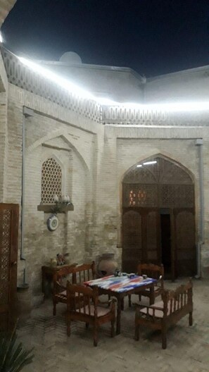 Outdoor dining - Mekhtar Ambar (Bukhara)