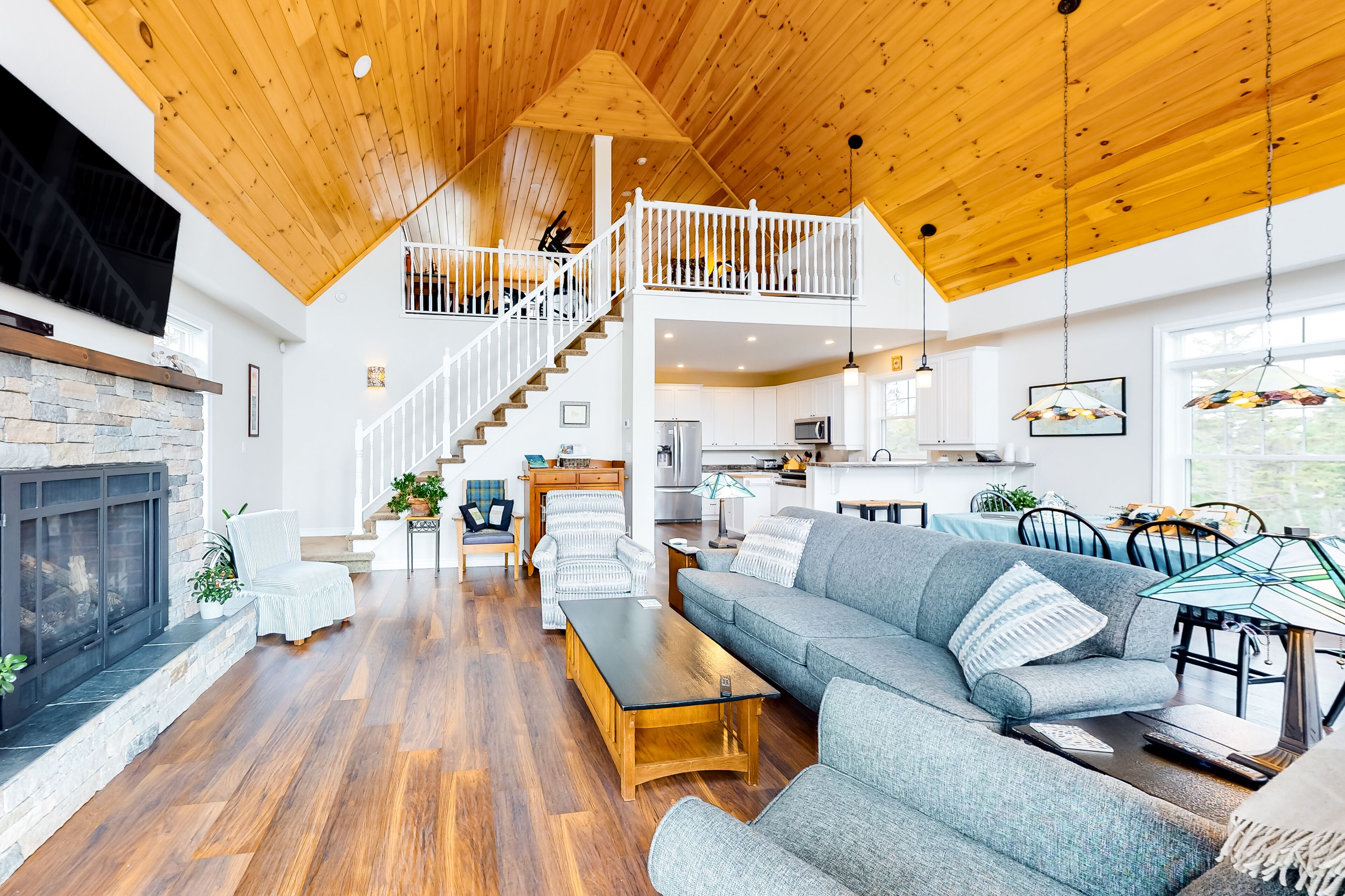 Televisie, een open haard en boeken