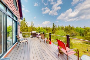Terrace/patio - Secluded hilltop home with beautiful Cadillac Mountain view and multiple decks (Bar Harbor)