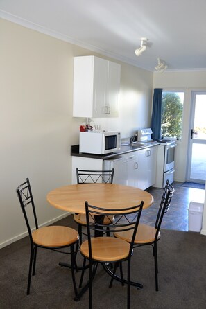 Iron/ironing board, free cots/infant beds, free WiFi, bed sheets - Catlins Gateway Motel (Owaka)