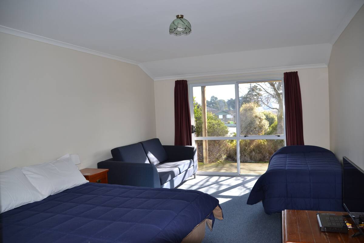 Studio | Iron/ironing board (on request), cribs (free), WiFi (free), bed sheets