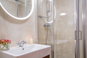 Bathtub, hair dryer - Ca' Del Monastero 6 Collection (Venice)