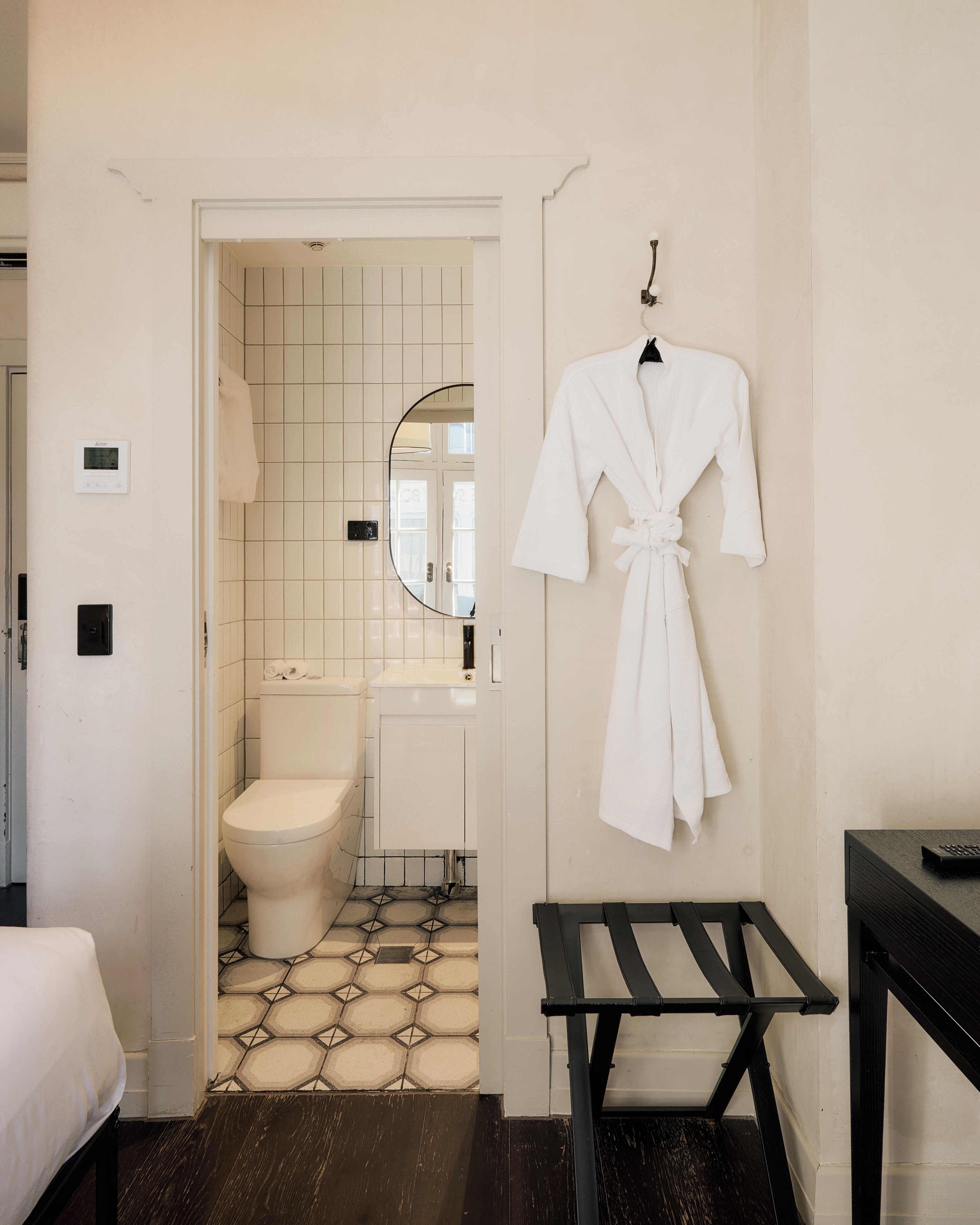 The Petite | Salle de bain | Douche, articles de toilette gratuits, sèche-cheveux