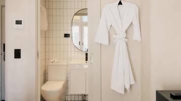 The Petite | Salle de bain | Douche, articles de toilette gratuits, sèche-cheveux