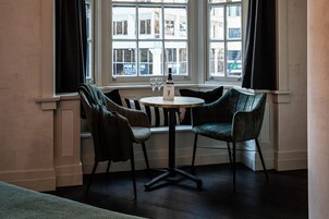 De Luxe | Frigobar, cofres nos quartos, ferros/tábuas de passar roupa