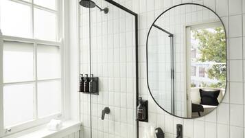 Douche, articles de toilette gratuits, sĂšche-cheveux