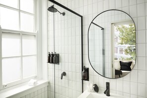 Douche, articles de toilette gratuits, sèche-cheveux