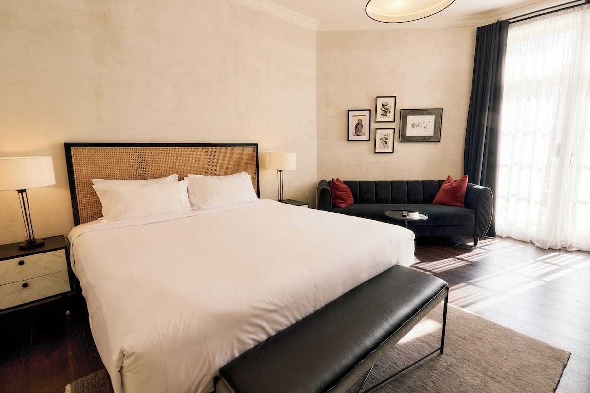 De Luxe | Minibar, in-room safe, iron/ironing board (on request), WiFi (free)