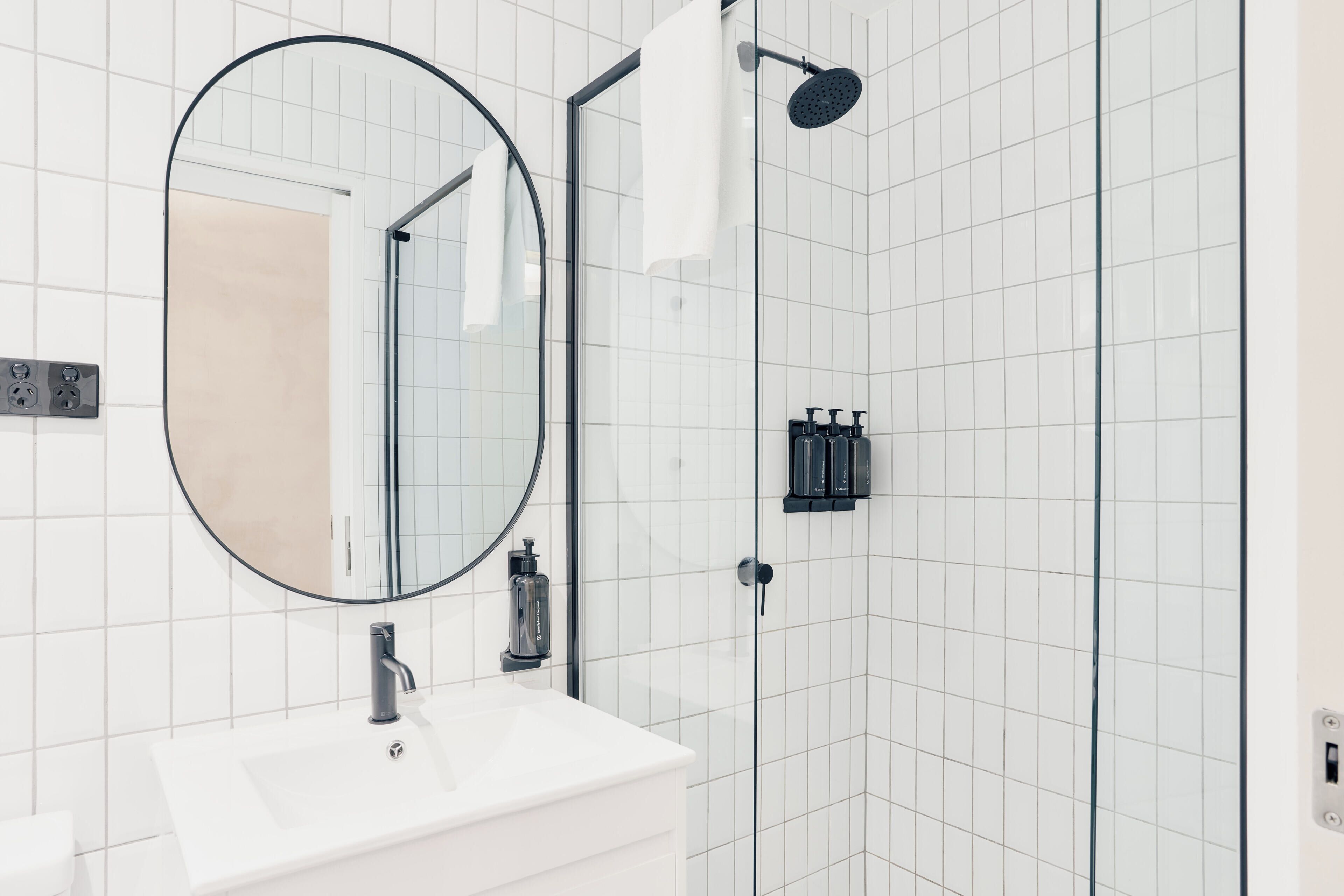 Douche, articles de toilette gratuits, sèche-cheveux