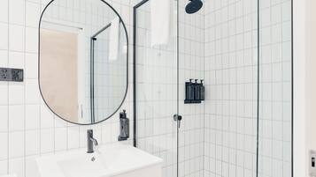 Douche, articles de toilette gratuits, sèche-cheveux