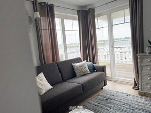 Fernseher, Videospiele, DVD-Player, Bücher