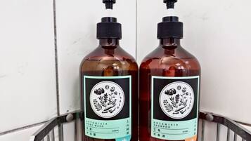 Chuveiro, produtos de toalete biodegradáveis, secador de cabelo