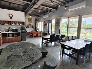 Una cocina moderna con zona de comedor, ventanas amplias y vistas al exterior.