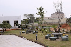 Courtyard - See Happiness (Jinning)