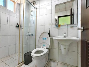 Ducha, artículos de tocador ecológicos, secador de pelo, pantuflas