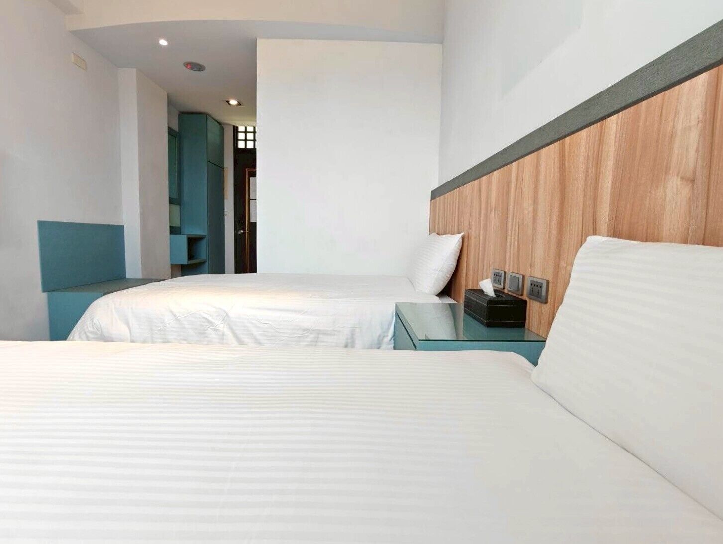 Comfort Twin Room, Courtyard View | Desk, laptop workspace, soundproofing, free WiFi