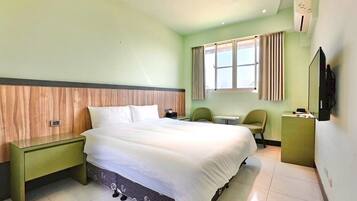 Comfort Double Room, 1 Queen Bed, Courtyard View | Desk, laptop workspace, soundproofing, free WiFi