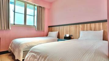 Comfort Twin Room, Courtyard View | Desk, laptop workspace, soundproofing, free WiFi