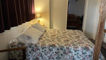 2 makuuhuonetta, silitysrauta/-lauta, ilmainen Wi-Fi, vuodevaatteet