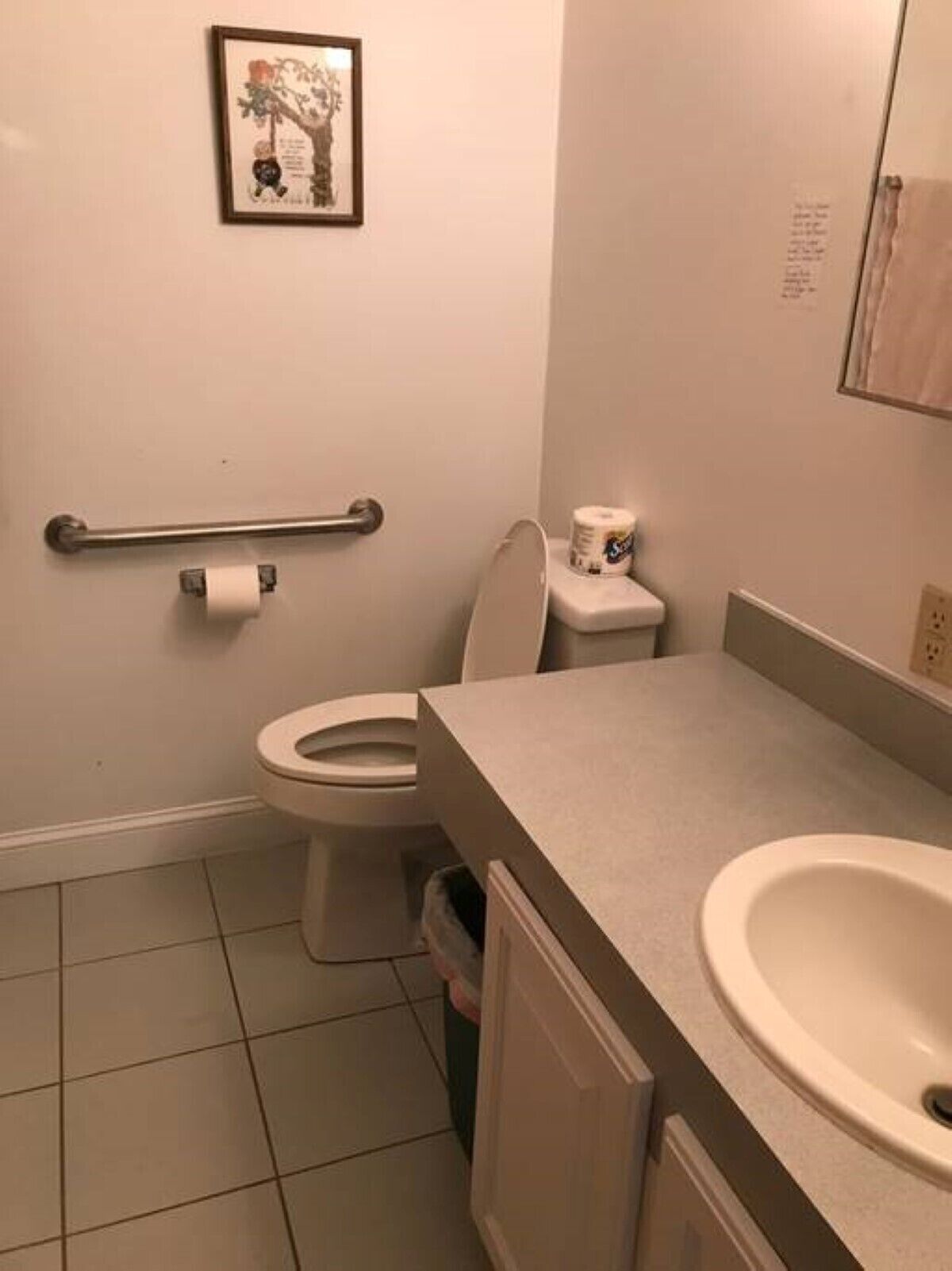 Regadera, secadora de cabello, toallas, jabón 