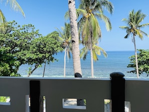 Habitación Premium, varias camas, vista a la playa, frente al mar (Second Floor, for 5 Pax) | Terraza o patio