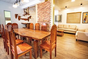 Villa exclusiva, 3 habitaciones, frente al mar (Oscar for 10 Pax) | Servicio a la habitación