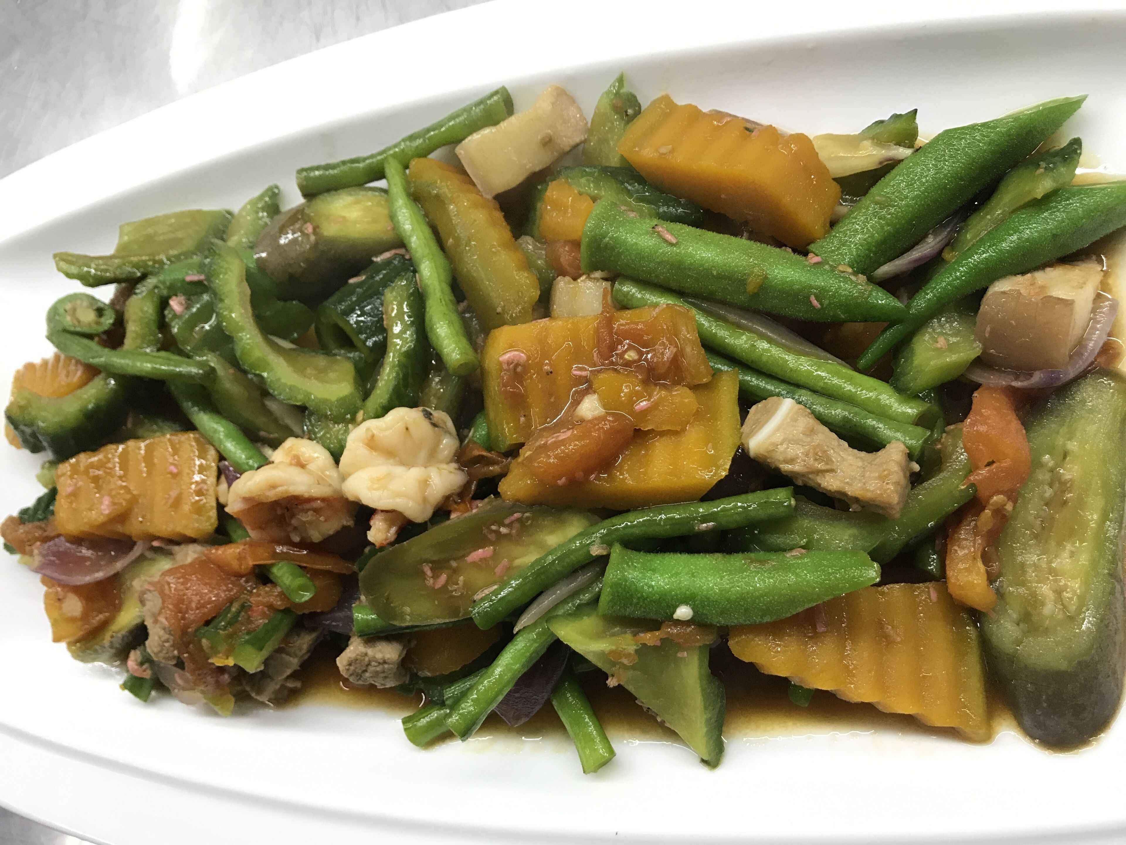 Un plato con vegetales salteados y carne.