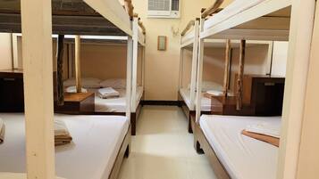 Dormitorio 2 for 12 Pax | 3 bedrooms, in-room safe, desk, laptop workspace