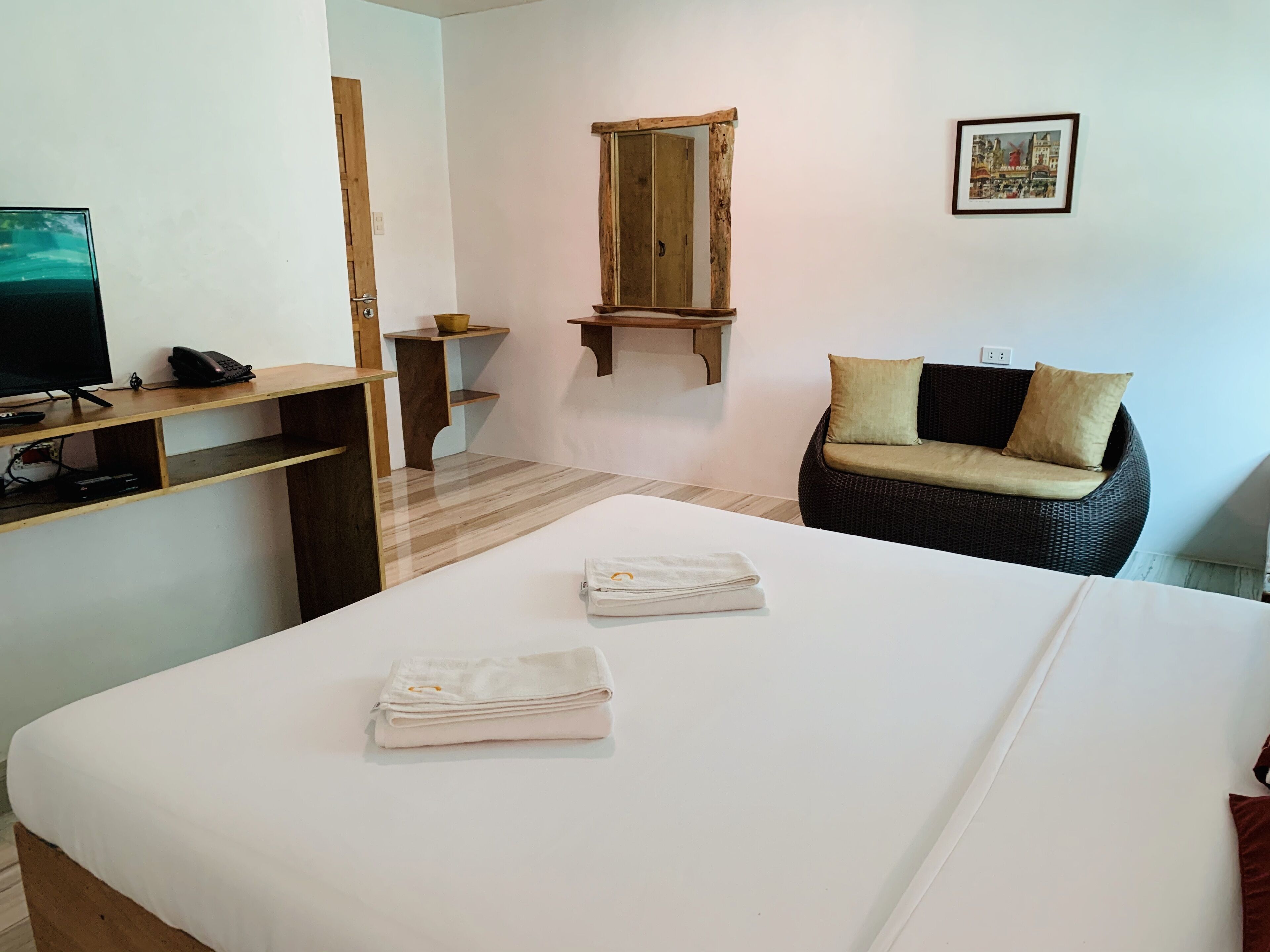 In-room safe, free wired internet, bed sheets