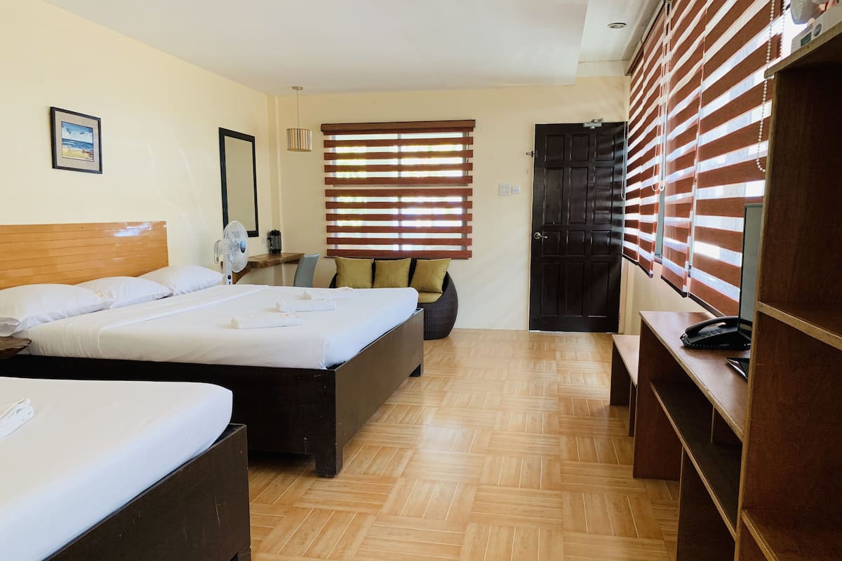 尊榮客房, 多張床, 海灘景觀, 海濱 (Second Floor, for 5 Pax) | 3 間臥室、客房內保險箱、書桌、筆電工作空間
